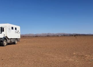 Bakkie op open vlakte
