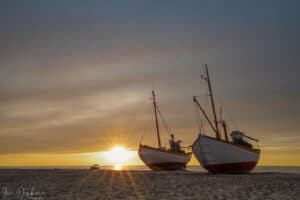 zonsondergang met houten bootjes