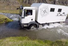 bakkie door rivier rijden